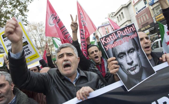 Antyrosyjskie protesty Turków w Stambule, fot. PAP/EPA/TOLGA BOZOGLU