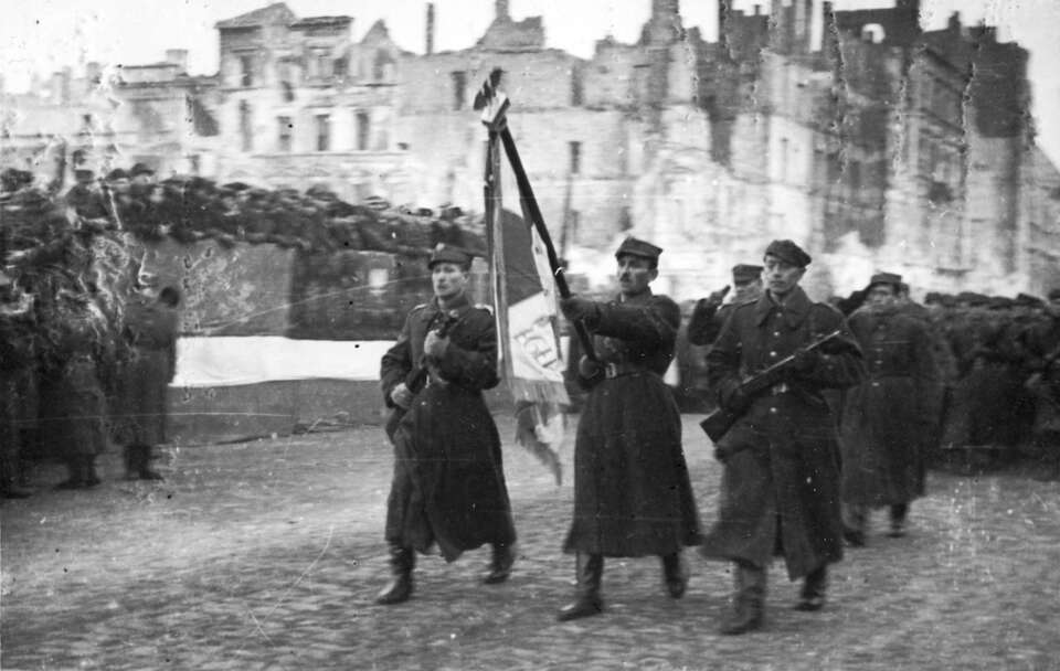 Defilada 1 Armii Wojska Polskiego / autor:  Zdjęcie z kolekcji zdjęć z Drugiej Wojny Światowej Dr. Marka Tuszyńskiego/https://commons.wikimedia.org/wiki/File:Polish_Army_Parade_waf-2012-1502-29_(1945).jpg?uselang=pl#Licencja