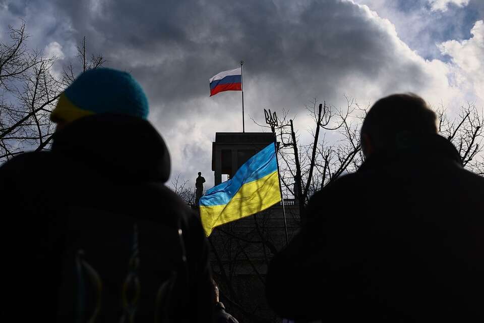 Demonstracja poparcia dla Ukrainy przed ambasadą Rosji w Berlinie, w drugą rocznicę inwazji rosyjskiej na Ukrainę / autor: PAP/EPA