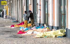 zdjęcie ilustracyjne - nielegalni migranci w Rzymie w pobliżu dworca Termini / autor: Fratria