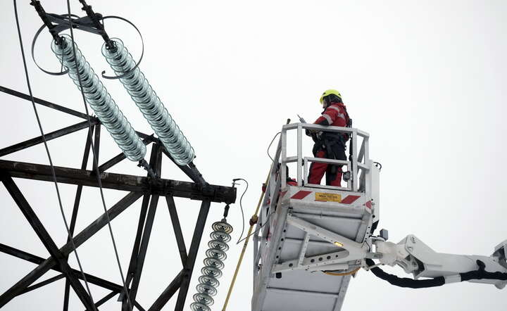 Symboliczny moment 9 lutego, łotewski technik odcina ostatni kabel energetyczny łączący jego kraj z Rosją i Białorusią / autor: PAP/EPA/VALDA KALNINA