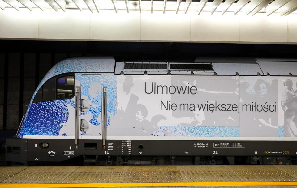 Prezentacja lokomotywy z okolicznościową grafiką o Rodzinie Ulmów / autor: PAP/Paweł Supernak