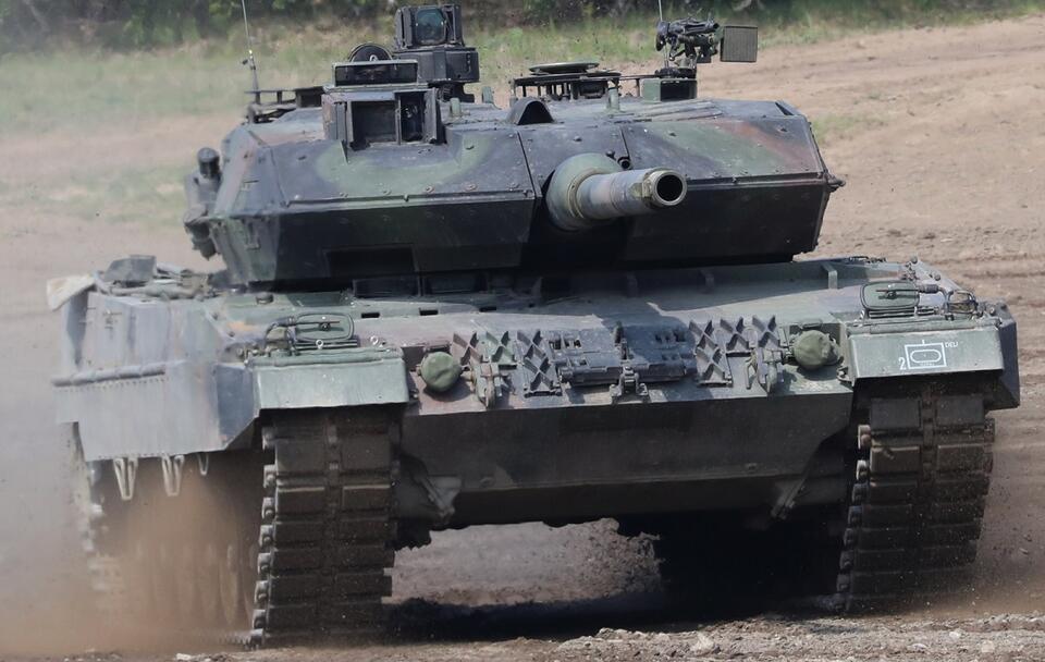 Leopard 2 / autor: PAP/EPA/FOCKE STRANGMANN