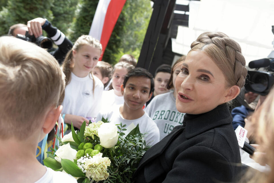 Była premier Ukrainy Julia Tymoszenko (P) podczas wizyty w ośrodku wypoczynkowym "Solidarności" w Spale, w którym przebywa ponad 200 uchodźców z Ukrainy. / autor: PAP/Grzegorz Michałowski