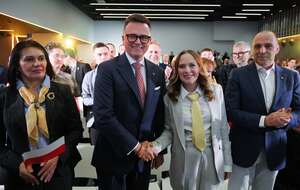 Wicemarszałek Sejmu Szymon Hołownia (2L), Adam Rudawski (P), przewodnicząca partii Katarzyna Pełczyńska-Nałęcz (2P), Agnieszka Ryś (L) na Kongresie Nowego Otwarcia Polski 2050. / autor: PAP/Paweł Supernak