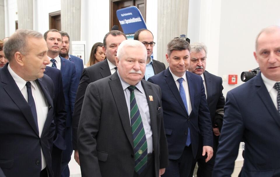 B. prezydent Lech Wałęsa z politykami opozycji / autor: Fratria