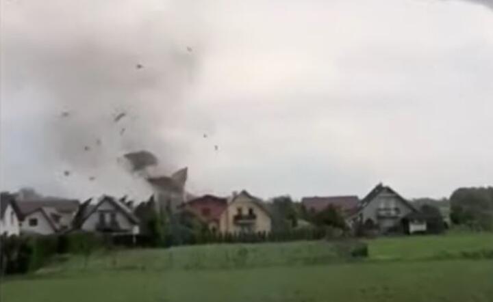 Trąba powietrzna przeszła przez miejscowość Kaniów w gminie Bestwina w powiecie bielskim . / autor: Youtube 