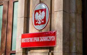 Dziwne tłumaczenia wiceszefa MSZ ws. ewakuacji Polaków z Bliskiego Wschodu. / autor: Fratria