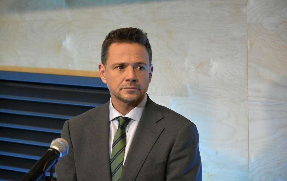 Trzaskowski tłumaczy się z niemieckiego siana. Polskie szkodzi?