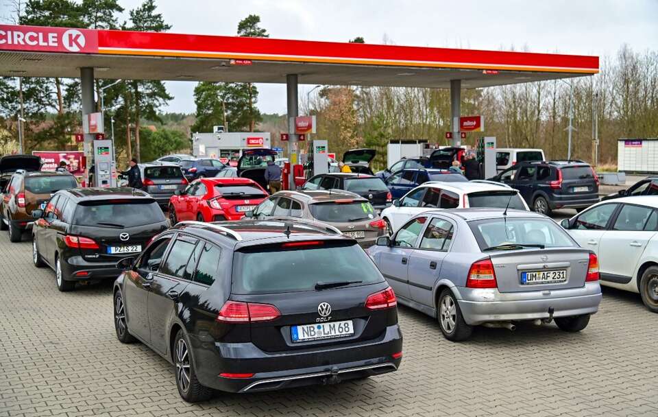 Kolejka niemieckich kierowców na jednej z przygranicznych stacji benzynowych w Lubieszynie / autor: PAP/Marcin Bielecki
