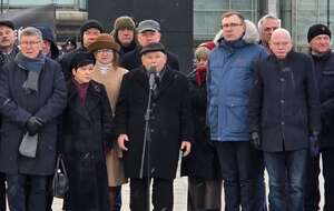 Miesięcznica Katastrofy Smoleńskiej. Prezes Kaczyński o zakłócających przebieg uroczystości. "Głoszą chwałę Władimira Putina". Na zdjęciu prezes PiS Jarosław Kaczyński przemawia podczas Miesięcznicy Katastrofy Smoleńskiej / autor: PiS