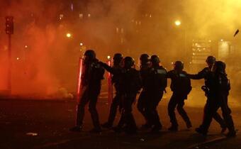 Francja, zniszczenia po protestach, w tle geobezpieczeństwo