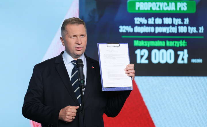 Wiceprezes PiS Przemysław Czarnek podczas oświadczenia dla mediów w sprawie propozycji podatkowych PiS / autor: PAP/Paweł Supernak