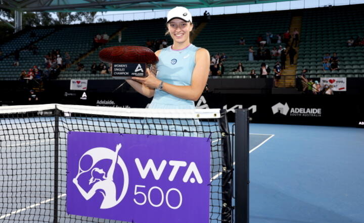 Iga Świątek po triumfie w turnieju WTA w Adelajdzie. 19-letnia tenisistka zdobyła drugi tytuł w seniorskiej karierze / autor: PAP/EPA/JAMES ELSBY 
