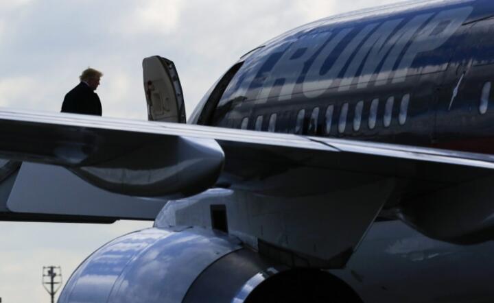 Prezydent-elekt USA Donald Trump wchodzi na pokład prywatnego odrzutowca na lotnisku  Nowym Jorku, fot. PAP/EPA/AUDE GUERRUCCI 
