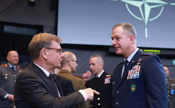 Naczelny dowódca sił sojuszniczych w Europie, gen. US Army Alexus Grynkewich (P) i szef niemieckiego MSZ  Johann Wadephul na spotkaniu ministerialnym NATO w Brukseli / autor: PAP/EPA