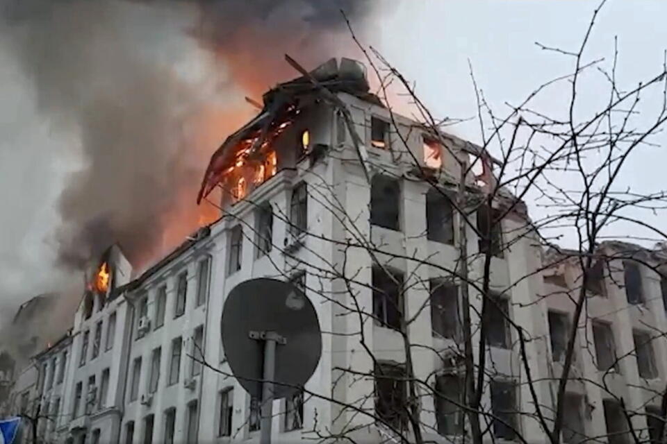 Płonący budynek siedziby policji i służby bezpieczeństwa w Charkowie / autor: PAP/DSNS