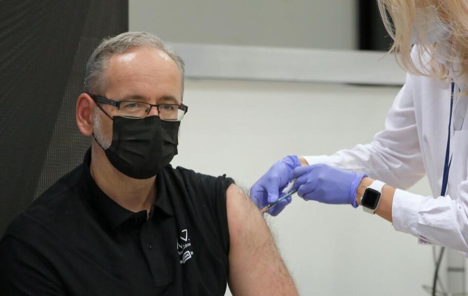 Minister Niedzielski podczas szczepienia drugą dawką szczepionki przeciw COVID-19 / autor: PAP/Tomasz Gzell