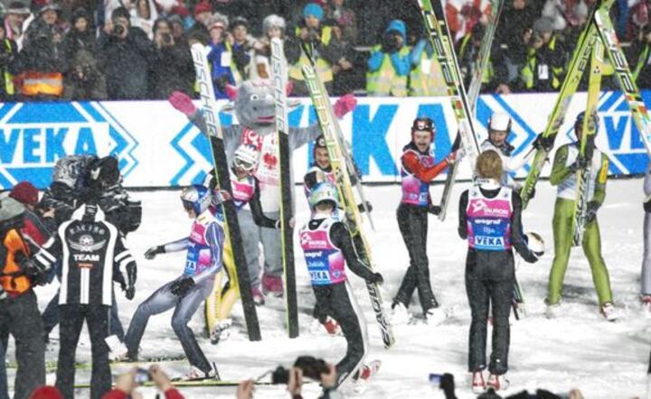 Adam Małysz podczas swojego benefisu na zakończenie kariery w skokach narciarskich. Źródło: http://www.prezydent.pl/Wikipedia