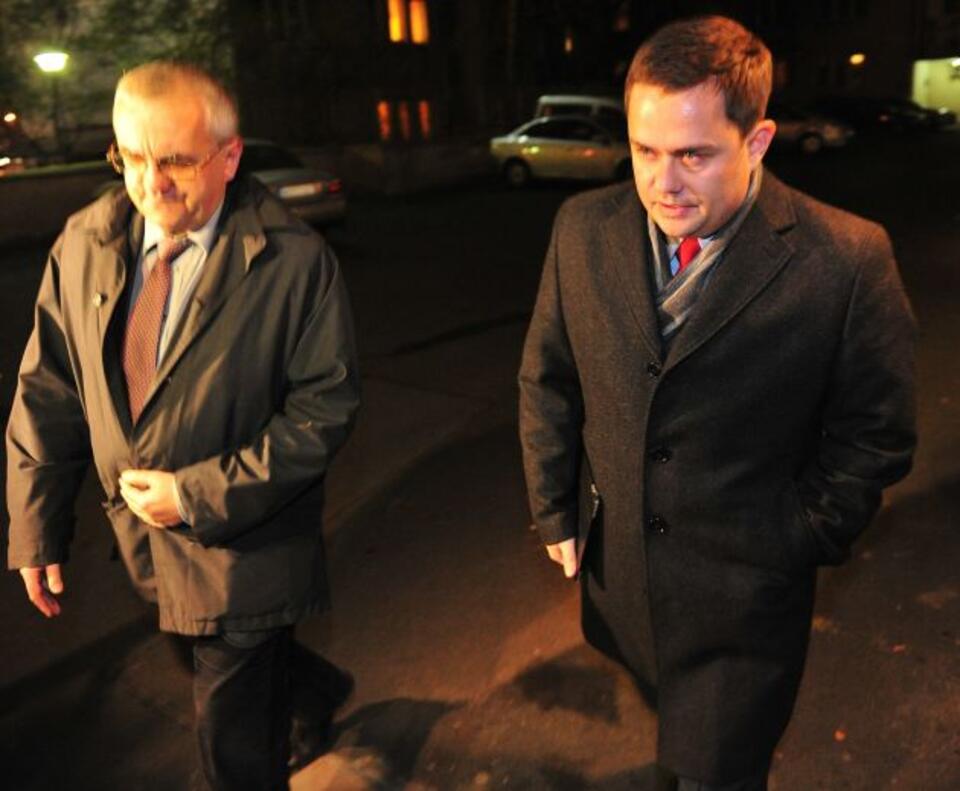 fpt/ PAP/Andrzej Hrechorowicz  - Posłowie PiS: Adam Lipiński (L) i Adam Hofman (P) w drodze na posiedzenie Komitetu Politycznego partii