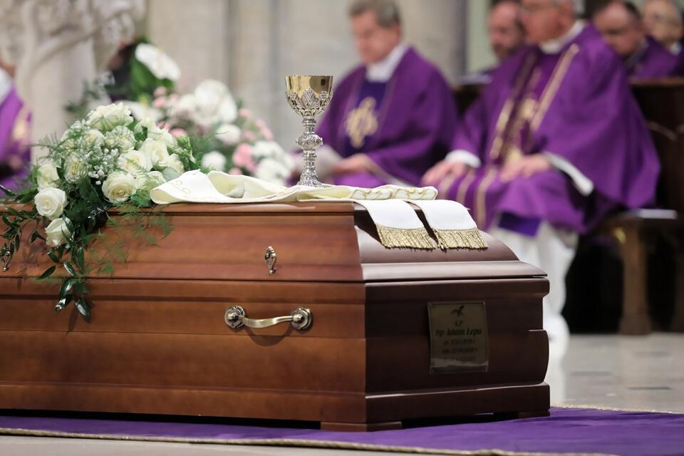 Rozpoczęły się uroczystości pogrzebowe biskupa Adama Lepy