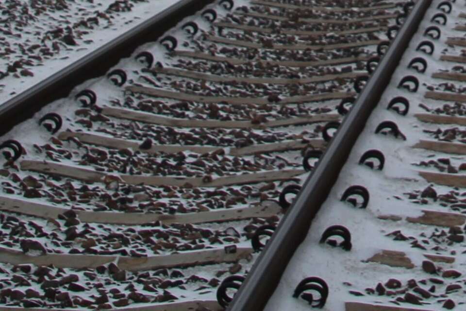 Chwile grozy na dworcu kolejowym. Pociąg potrącił dwie kobiety. Policja wyjaśnia przyczyny nieszczęśliwego wypadku. Na zdjęciu tory kolejowe / autor: Fratria