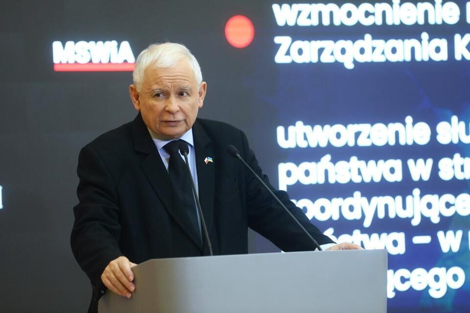 Wicepremier, prezes PiS Jarosław Kaczyński podczas konferencji prasowej w siedzibie KPRM w Warszawie. / autor: PAP/Rafał Guz