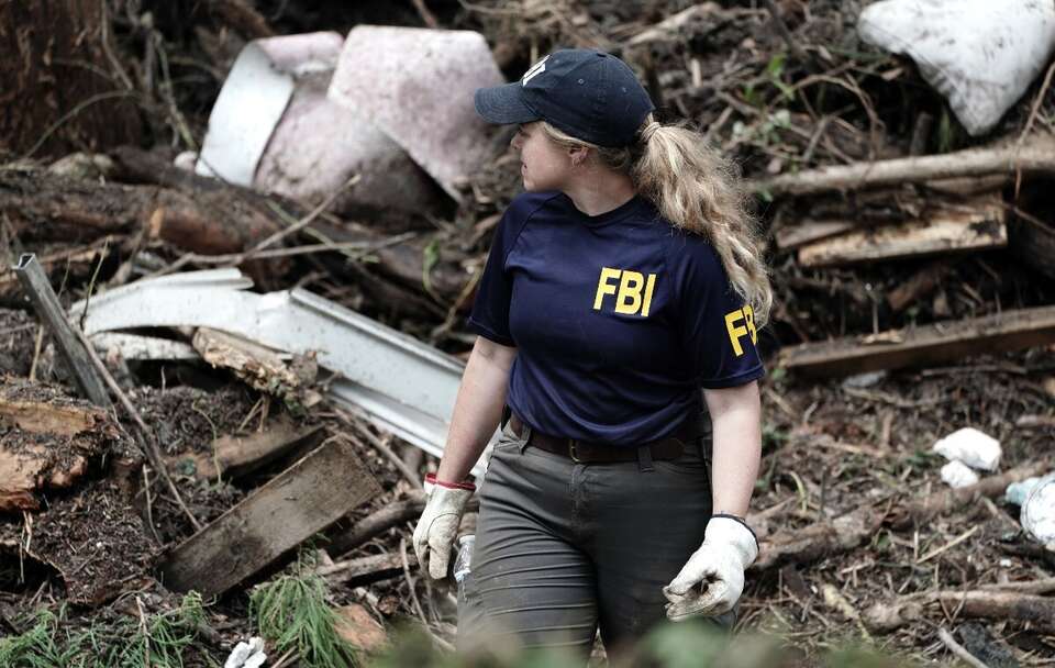 Agenci FBI pomagają służbom ratowniczym w przeszukiwaniu obszaru wzdłuż rzeki Guadalupe w Teksasie  / autor: PAP/EPA/DUSTIN SAFRANEK