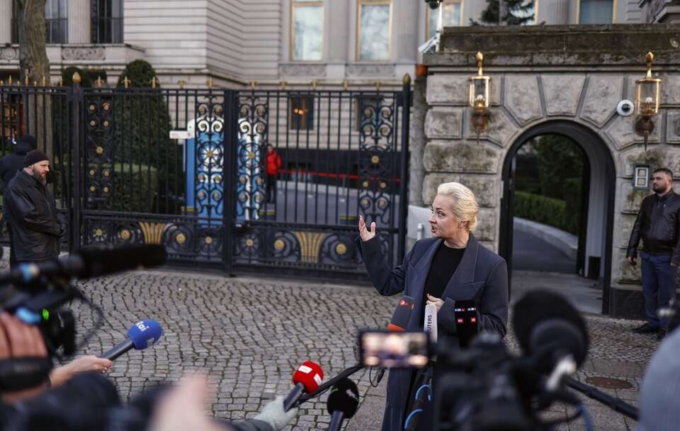 Julia Nawalna przed ambasadą w Berlinie / autor: PAP/EPA/HANNIBAL HANSCHKE