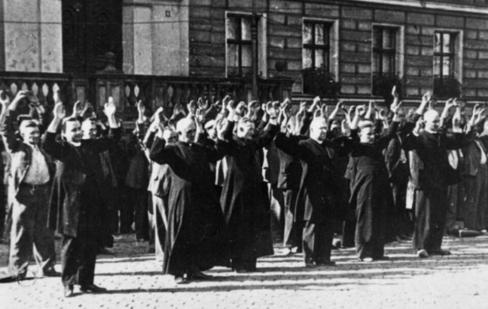 Polscy zakładnicy, w tym katoliccy księża, na Starym Rynku w Bydgoszczy. Wrzesień 1939 / autor: wikimedia Commons / Creative Commons CC0 License