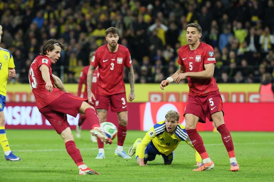 Szwed Daniel Svensson (2P) oraz Jakub Kamiński (L) i Jan Bednarek (P) z Polski podczas barażowego meczu finałowego o awans do piłkarskich mistrzostw świata. / autor: PAP/Leszek Szymański