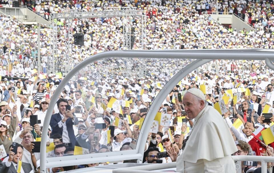 Papież na stadionie narodowym w mieście Ar-Rifa / autor: PAP/EPA/MAURIZIO BRAMBATTI