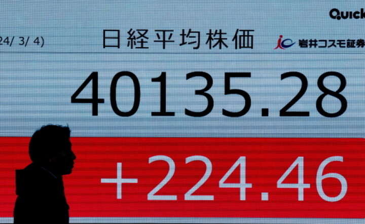 Dzisiaj rano poziom 40000 pkt. przekroczył indeks Nikkei w Tokio / autor: PAP/EPA/KIMIMASA MAYAMA
