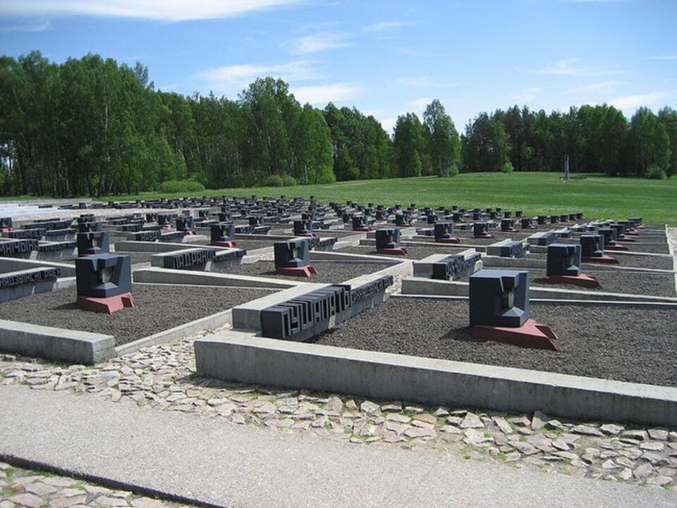 Chatyń – symboliczne groby spalonych wsi na Białorusi, których mieszkańcy zostali zamordowani. Fot. NGO Opole
