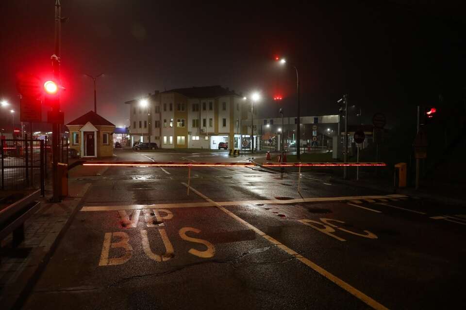 Przejście graniczne w Bobrownikach, w nocy z 16 na 17 listopada / autor: PAP/Artur Reszko