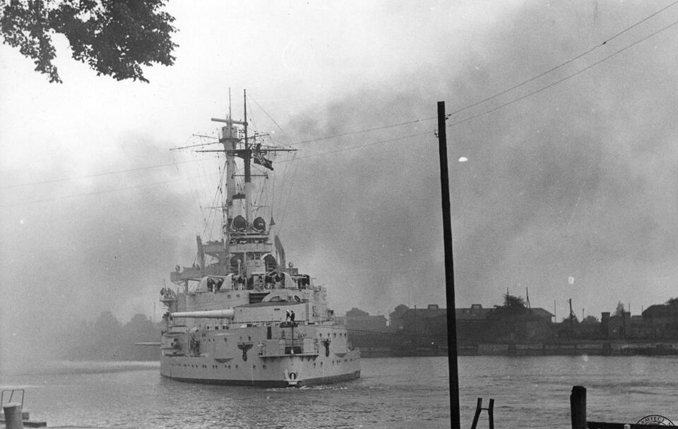 Niemiecki pancernik "Schleswig-Holstein" podczas ostrzały Westerplatte / autor: Instytut Pamięci Narodowej/Facebook/Wikimedia Commons