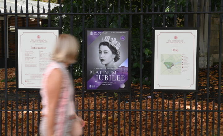 Plakat upamiętniający niedawne obchody jubileuszu panowania Elżbiety II na ogrodzeniu Pałacu Buckingham / autor: PAP/EPA/NEIL HALL