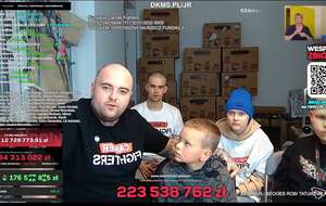 Zakończenie transmisji Łatwoganga. Na pierwszym planie: raper Bedoes i podopieczni fundacji Cancer Fighters / autor: X: @BAwinska