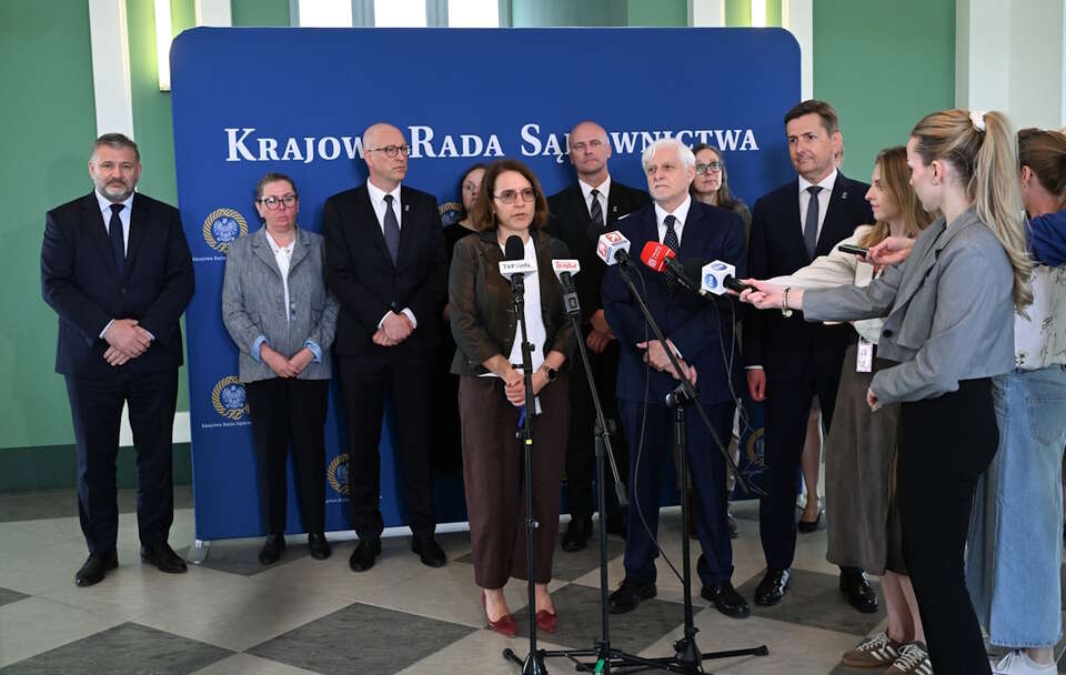 Minister sprawiedliwości Waldemar Żurek i nowo wybrani sędziowie - członkowie Krajowej Rady Sądownictwa. / autor: PAP/Stach Leszczyński