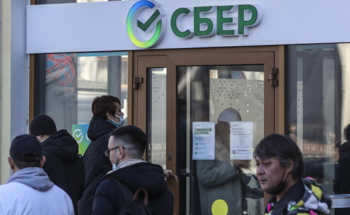 Ludzie stoją w kolejce przed rosyjską instytucją kredytową Sbierbank w Moskwie, Rosja, 28 lutego 2022 r. / autor: PAP/EPA/MAXIM SHIPENKOV