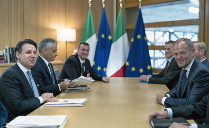 Premier Giusepper Conte przebywa w Brukseli, gdzie spotyka się z szefami instytucji unijnych, tu z Donaldem Tuskiem, szefem Rady Europejskiej / autor: PAP/EPA/KENZO TRIBOUILLARD