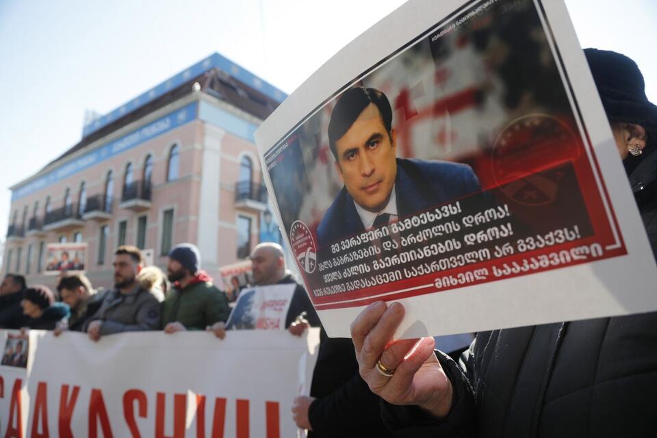 People take part in a rally calling for the release of former Georgian president Mikheil Saakashvili outside the office of the ruling party 'Georgian Dream', in Tbilisi, Georgia, 13 Februaryr 2023 / autor: PAP/EPA