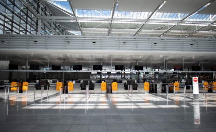 Prawie pustaj hala odlotów Terminalu 2 na lotnisku w Monachium, Bawaria, Niemcy, 13 marca 2020 r. / autor: PAP/EPA/LUKAS BARTH-TUTTAS
