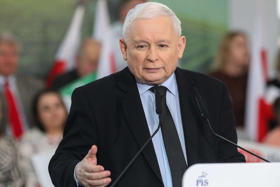 Prezes PiS Jarosław Kaczyński przemawia podczas otwartego spotkania z mieszkańcami Śniadowa / autor: PAP/Artur Reszko