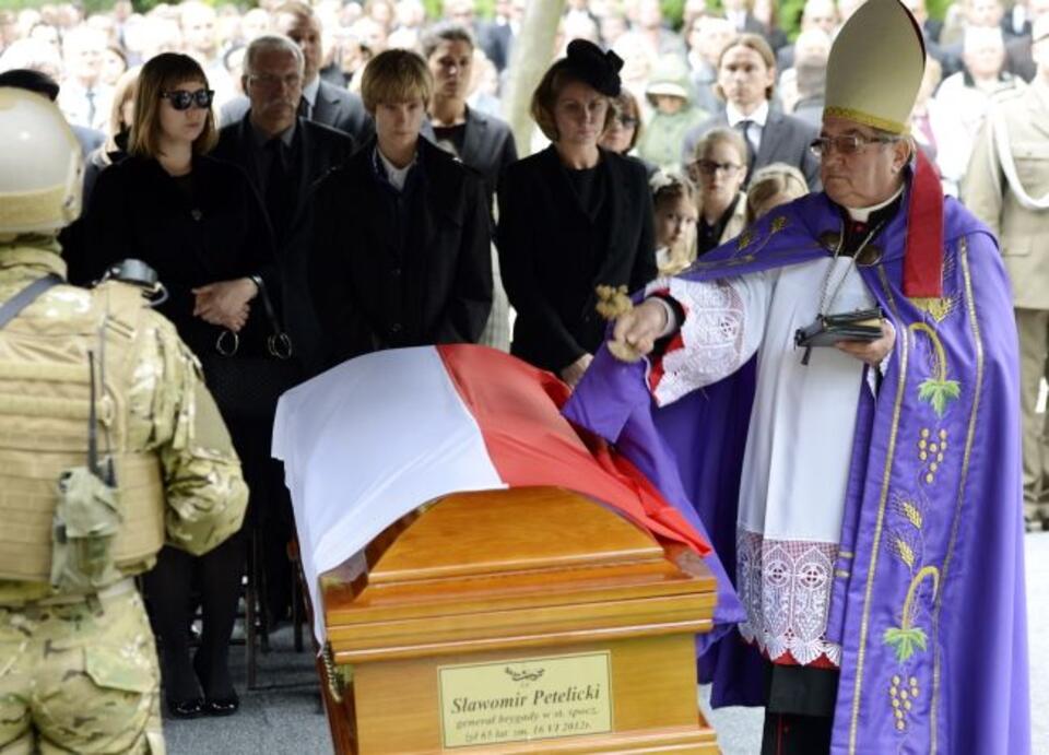 Rodzina zmarłego oraz metropolita gdański i były biskup polowy WP abp Sławoj Leszek Głódź podczas uroczystości na cmentarzu. Uroczystości pogrzebowe generała Sławomira Petelickiego odbyły się, 26 bm. w Warszawie. Fot. PAP/Radek Pietruszka