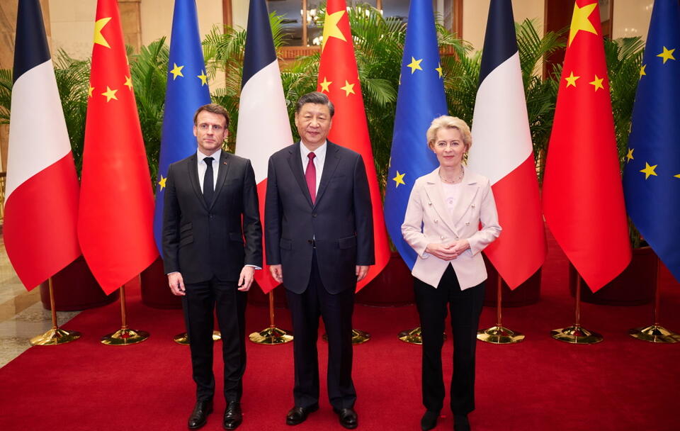 Emmanuel Macron, Xi Jinping, Ursula von der Leyen / autor: wikimedia.commons: Dati Bendo/6 April 2023/https://commons.wikimedia.org/wiki/File:P060812-622679.jpg#/media/File:P060812-622679.jpg