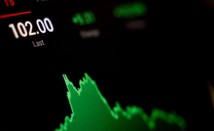 Notowania ropy sięgnęły dziś ponad 100 dolarów za baryłkę / autor: PAP/EPA/FILIP SINGER