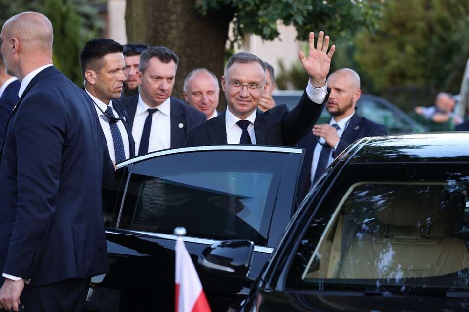 Prezydent RP Andrzej Duda wsiada do samochodu po zakończeniu spotkania z mieszkańcami w miejscowości Przedecz / autor: PAP/Marian Zubrzycki