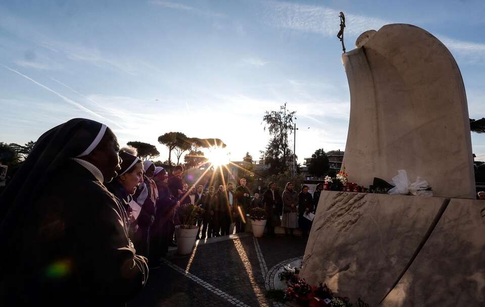 Modlitwa za papieża Franciszka / autor: EPA/GIUSEPPE LAMI Dostawca: PAP/EPA.