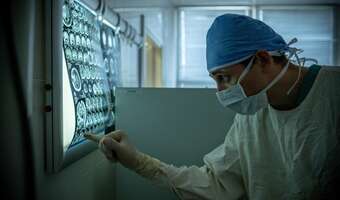 26 tys. zł za godzinę. Tak zarabiali neurochirurdzy